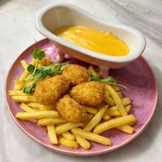 Сирна ванна з картоплею фрі та курячими нагетсами