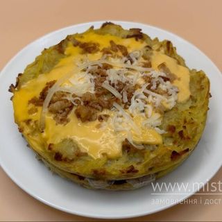 Деруни з грибами та сирним соусом