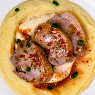 Качине філе з картопляне - селеровим пюре та цибулевим соусом