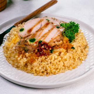 Індичка з булгуром та сирним соусом