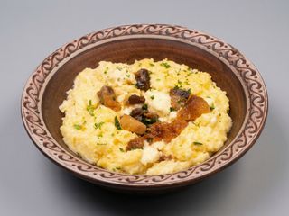 Банош зі шкварками та бринзою