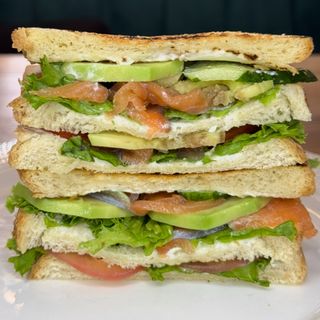 Великий Сендвіч з лососем та сиром Філадельфією (400г)