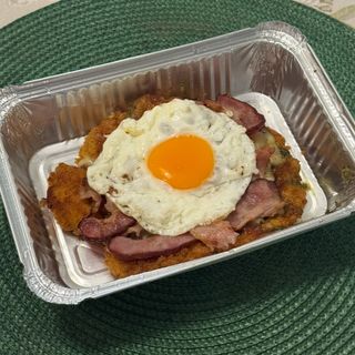 Шніцель з беконом та смаженим яйцем (350г)