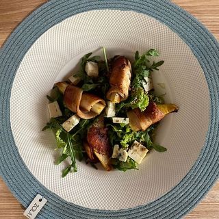 Салат з сиром та грушею (240г)