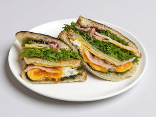 Великий Сендвіч з шинкою та яйцем (380г)