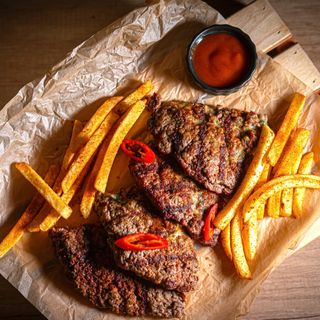 Біфштекс з моцарелою та картоплею фрі з соусом BBQ(450г)