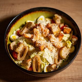 Салат Жуліо Сезар з морепродуктами (620г)