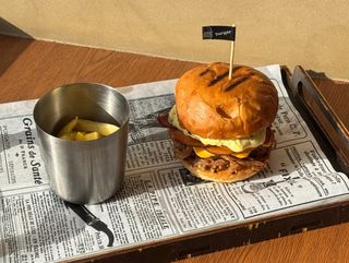 Бургер з рваною свининою