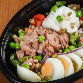 Салат з тунцем