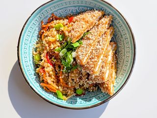 Курка тонкацу з рисом та овочами (330g)