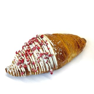 Міні-круасан з вишнею і заварним кремом 80г