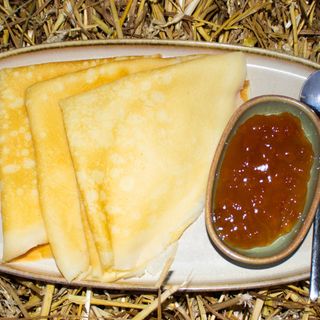 Млинці з джемом та маслом