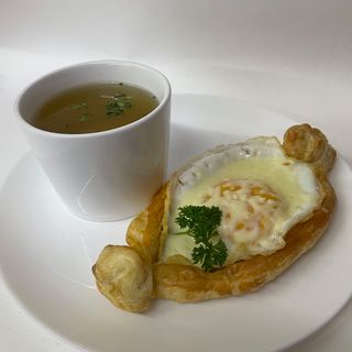 Бульйон з кулебякою