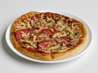 Піца з копченою куркою та помідорами (18см/130г)