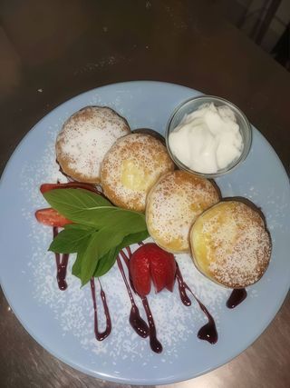 Сирники з сметаною та джемом (200г)