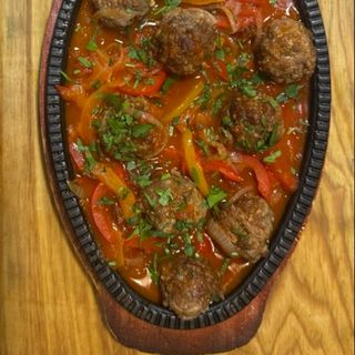 Гаряча сковорідка з кульками баранини