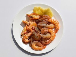 Гренландські креветки в часниковому соусі