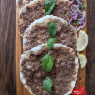 Лахмаджун з гранатовим соусом