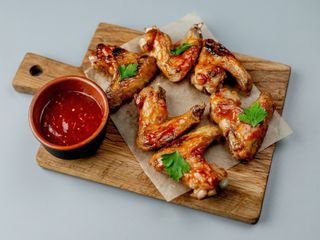 Крильця на мангалі