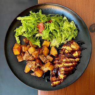 Куряча грудка на грилі з картоплею й салатом із овочів (380г)