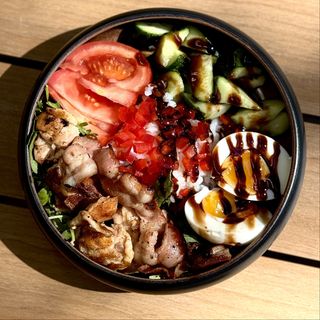 Боул з курячим стегном, беконом, рисом, яйцем і овочами (340г)