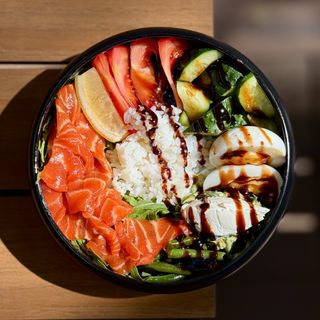 Боул з лососем і чукою, рисом, спаржевою квасолею, яйцем і овочами (305г)