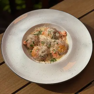 Солоні сирники з лососем у вершковому соусі (250г)