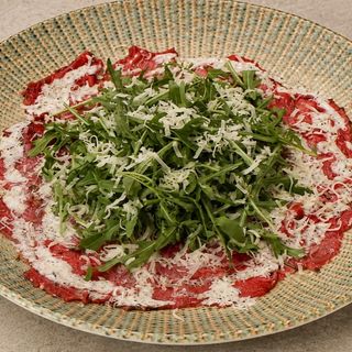 Карпачо яловичини з трюфельним соусом та руколою