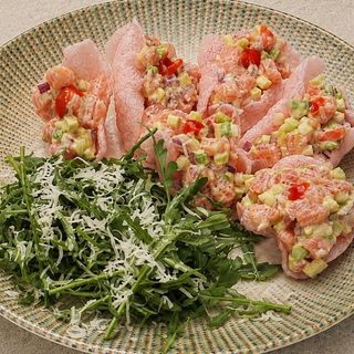 Тар-тар лосось в азійському стилі з рисовими чіпсами