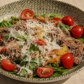 Теплий салат з яловичиною та овочами