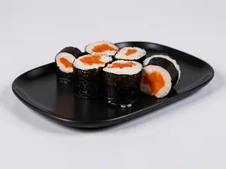 Макі рол з копченим лососем (110г)