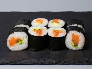 Макі рол з лососем та огірком (110г)