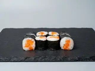 Макі рол з лососем (110г)