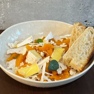 Запечений гарбуз із сиром камамбер