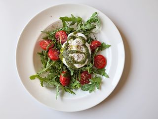 Бурата з томатами,соус песто