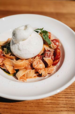 Фетучіні дуо томатос з буратою