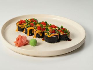 Вулкан з ікрою тобіко та соусом спайсі (235г)