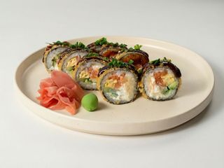 Смажений рол з лососем у фритюрі (285г)