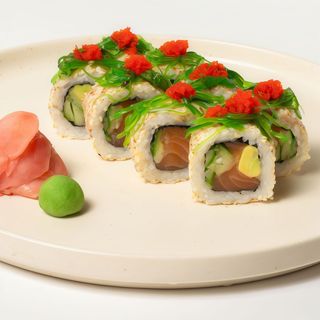 Каліфорнія з лососем та вакаме (260г)