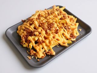 Картопля фрі з сиром та смаженою цибулею (175г)