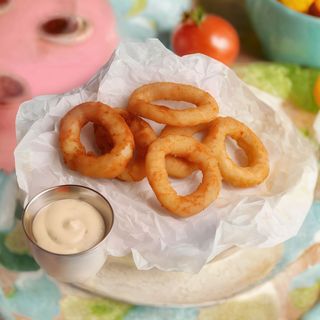 Цибулеві кільця з соусом Часниковий