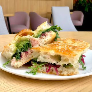 Фокача з тунцем (300г)