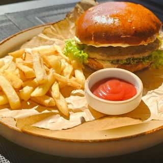 Бургер з курячою котлетою