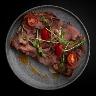 Бріош з ростбіфом