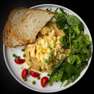 Сніданок з хумусом