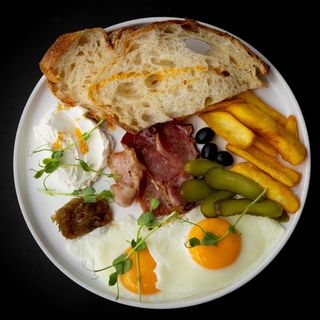 Сніданок з карамелізованим беконом