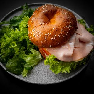 Бейгл з мортаделлою