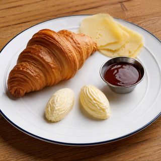 Сніданок з круасаном