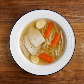 Курячий бульйон з мʼясом птиці