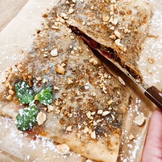 Млинець з халвою, вишнею, шоколадом та горіхами (260г)